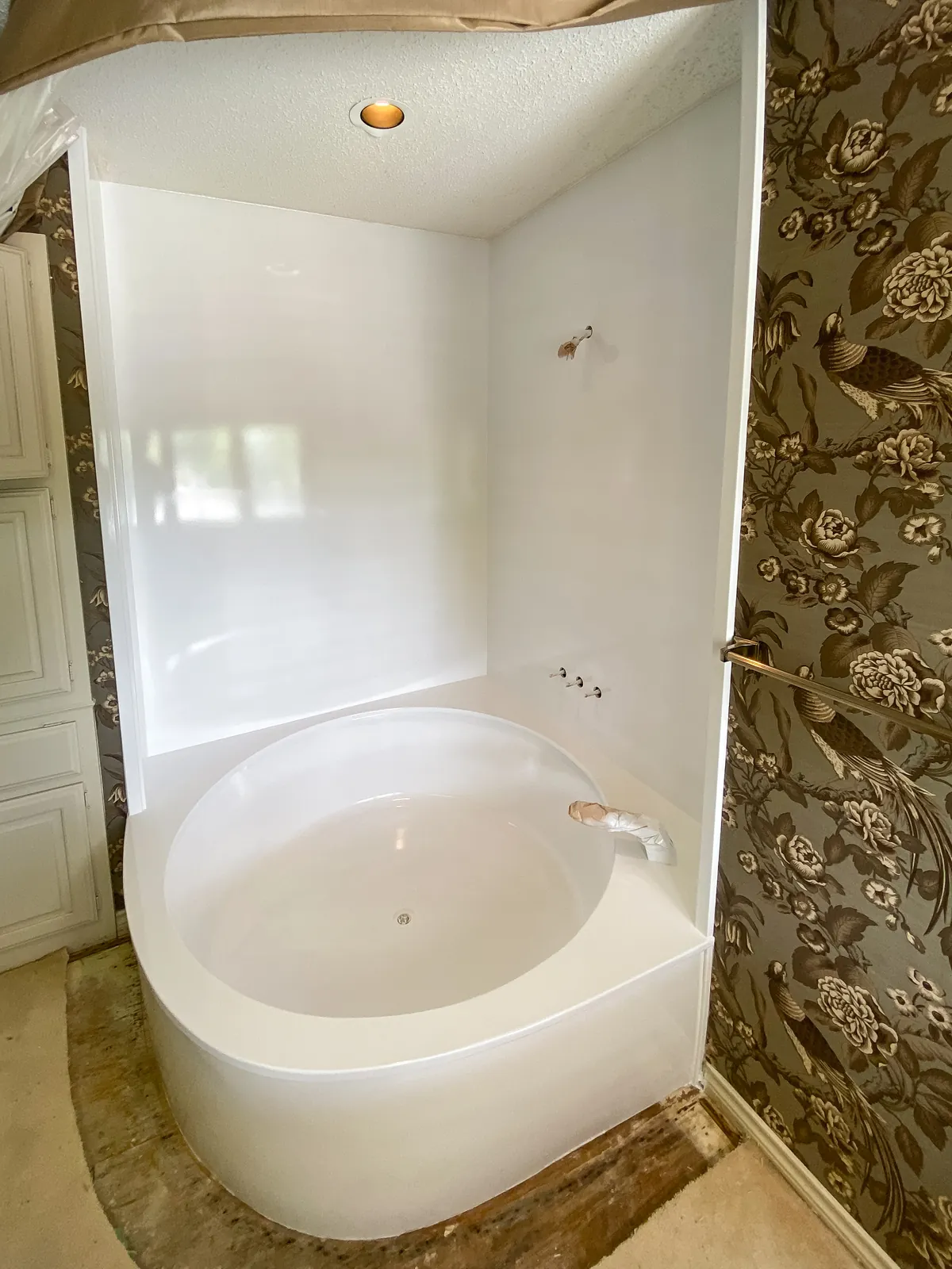 Same garden tub and surround refinished in white