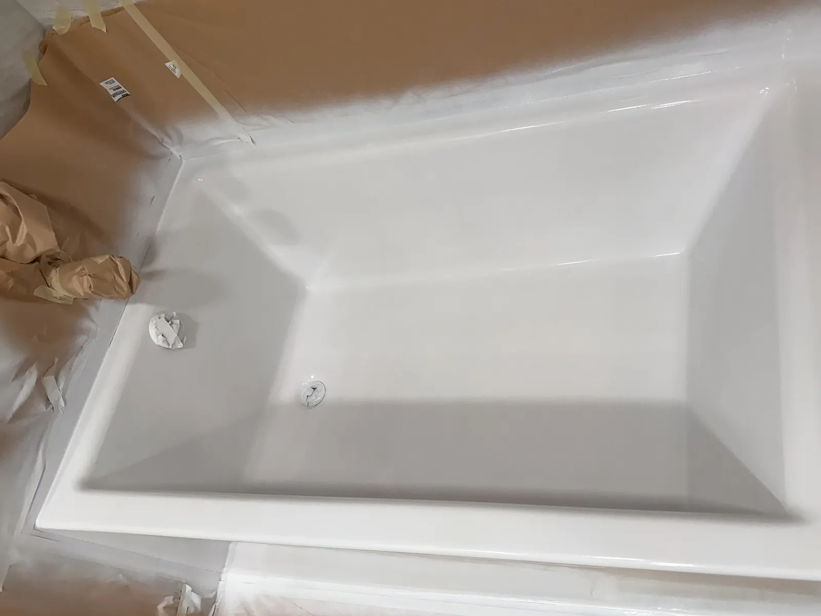 Same tub refinished in white, floor like new