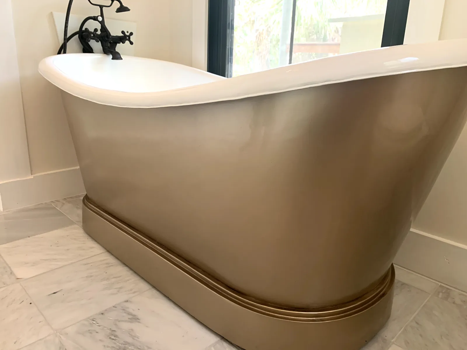 Slipper bathtub refinished in white
