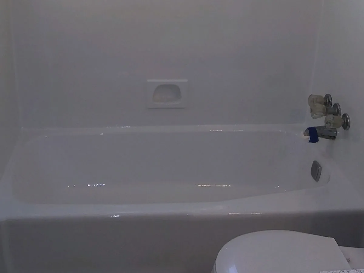 Same alcove bathtub after refinishing in white